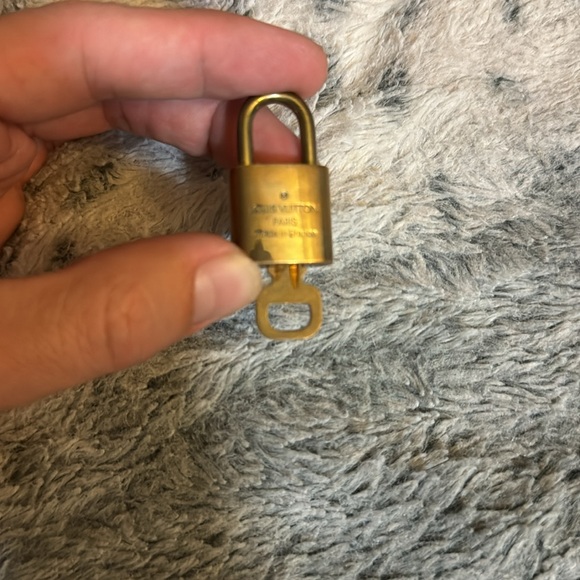Men’s or Women’s LV Key With Lock! #339! Excellent condition & preloved! - Picture 3 of 4